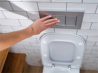 Jak naprawić przycisk spłukiwania toalety w 10 łatwych krokach